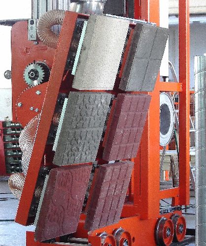 IMPIANTO DI MOVIMENTAZIONE PER LA PRODUZIONE DI PIASTRE